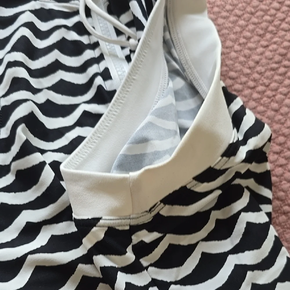 Seafolly Black and White Wave Pattern Rash guard Vest Top - Picture 9 of 14